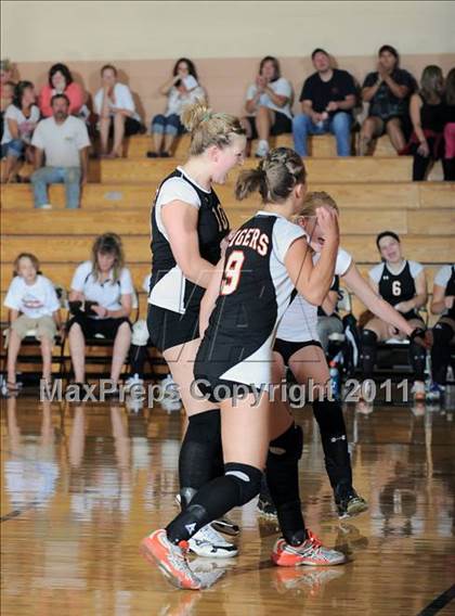 Thumbnail 1 in Siren vs. Webster photogallery.