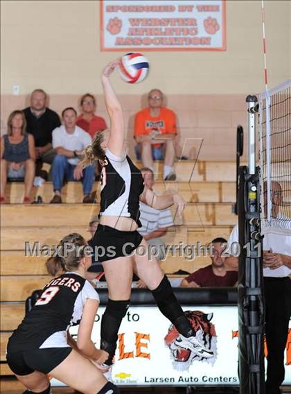 Thumbnail 2 in Siren vs. Webster photogallery.