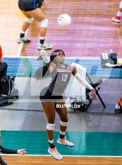 Thumbnail 3 in Mountain View vs. Maple Mountain (UHSAA 5A Semi-Final) photogallery.