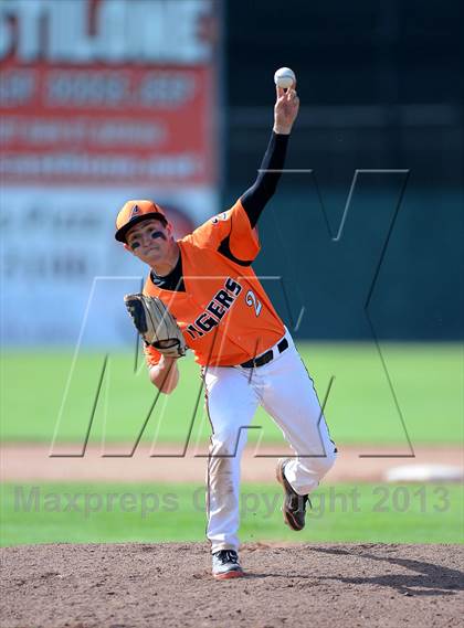 Thumbnail 1 in Notre Dame vs. Lyndonville (NYSPHSAA Section 5 Class DD Semifinal) photogallery.