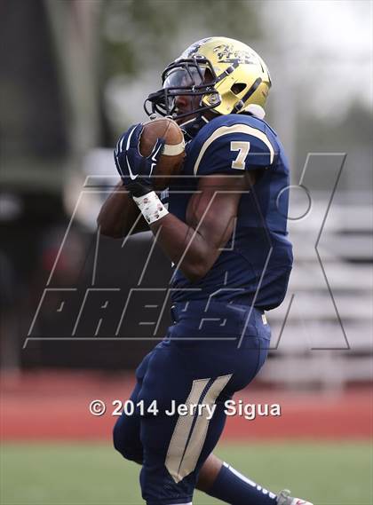 Thumbnail 1 in Elk Grove vs. Damonte Ranch (2014 Honor Bowl - NorCal) photogallery.