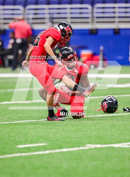 Thumbnail 1 in Flour Bluff vs. Wagner (UIL 5A Regional Playoff) photogallery.