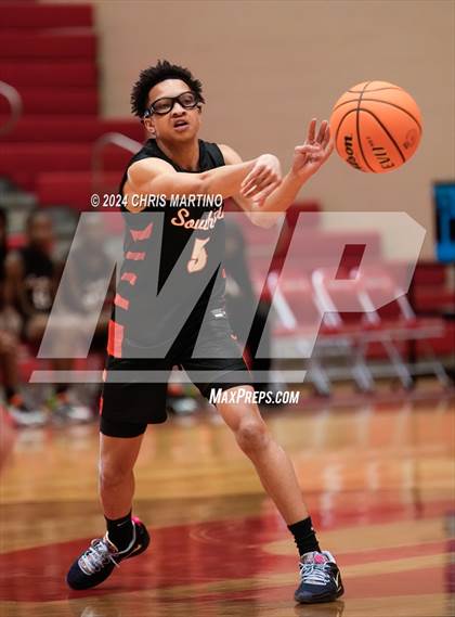 Thumbnail 2 in Mauldin vs Southside (Poinsettia Classic) photogallery.