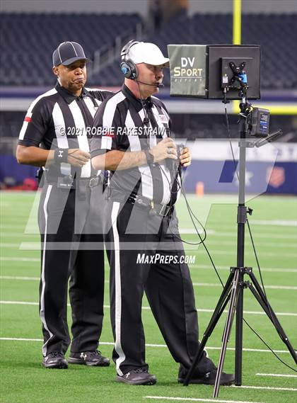 Thumbnail 2 in China Spring vs. Gilmer (UIL Football 4A D2 Finals) photogallery.
