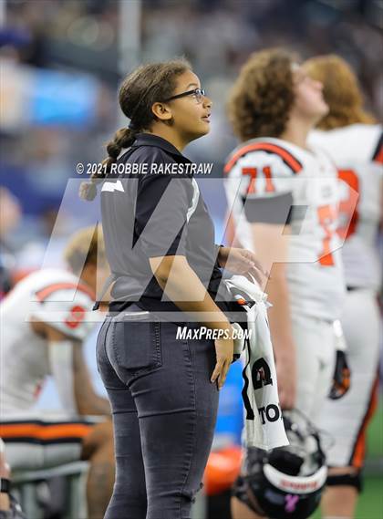 Thumbnail 1 in China Spring vs. Gilmer (UIL Football 4A D2 Finals) photogallery.