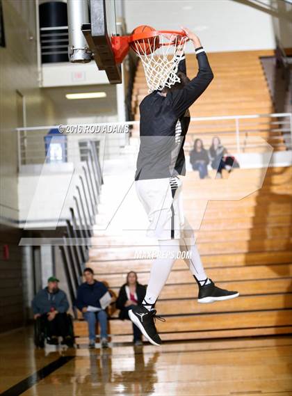 Thumbnail 3 in Lincoln Northeast vs. Creighton Prep photogallery.