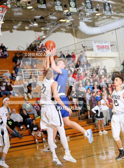 Thumbnail 2 in Lincoln Northeast vs. Creighton Prep photogallery.