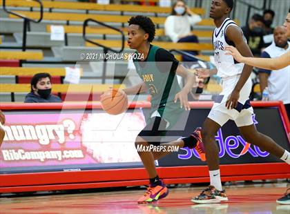 Thumbnail 2 in St. John Bosco vs. Long Beach Poly (Mater Dei Extravaganza) photogallery.