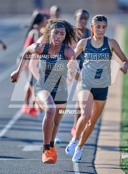 Thumbnail 2 in UIL 6A Track & Field Area 13&14 (4x400M) photogallery.