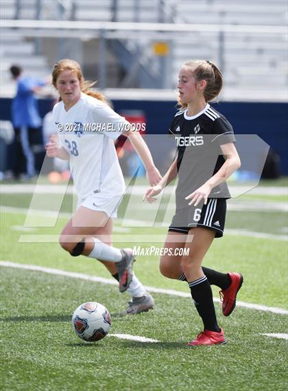 Thumbnail 3 in Bentonville vs Conway (AAA 6A Second Round Playoff) photogallery.
