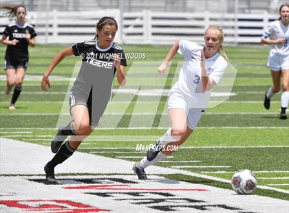 Thumbnail 2 in Bentonville vs Conway (AAA 6A Second Round Playoff) photogallery.