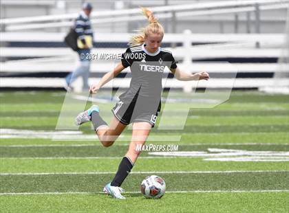 Thumbnail 3 in Bentonville vs Conway (AAA 6A Second Round Playoff) photogallery.