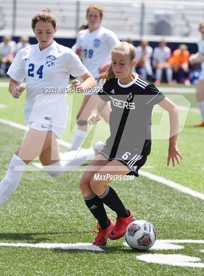 Thumbnail 3 in Bentonville vs Conway (AAA 6A Second Round Playoff) photogallery.