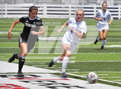 Thumbnail 3 in Bentonville vs Conway (AAA 6A Second Round Playoff) photogallery.