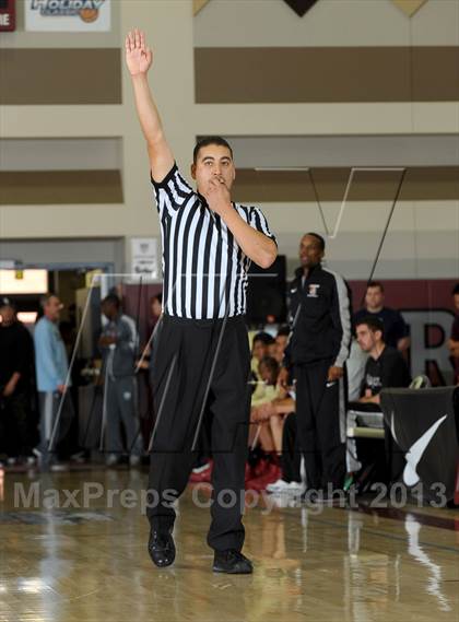 Thumbnail 3 in Alemany vs. Westchester (MaxPreps Holiday Classic) photogallery.