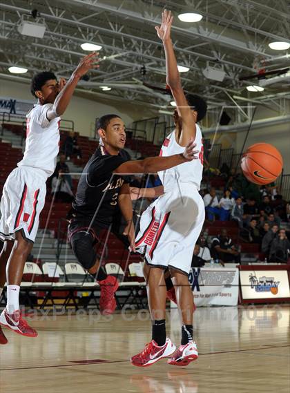 Thumbnail 3 in Alemany vs. Westchester (MaxPreps Holiday Classic) photogallery.