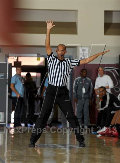 Thumbnail 3 in Alemany vs. Westchester (MaxPreps Holiday Classic) photogallery.