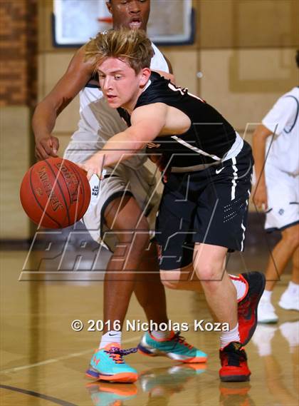 Thumbnail 3 in Harvard-Westlake vs. Loyola photogallery.