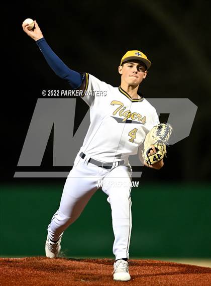 Thumbnail 2 in Holy Cross vs St. Martin's Episcopal photogallery.