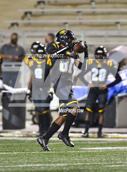 Thumbnail 3 in Alief Hastings vs. Strake Jesuit photogallery.