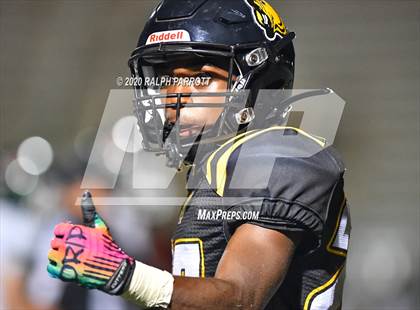 Thumbnail 3 in Alief Hastings vs. Strake Jesuit photogallery.