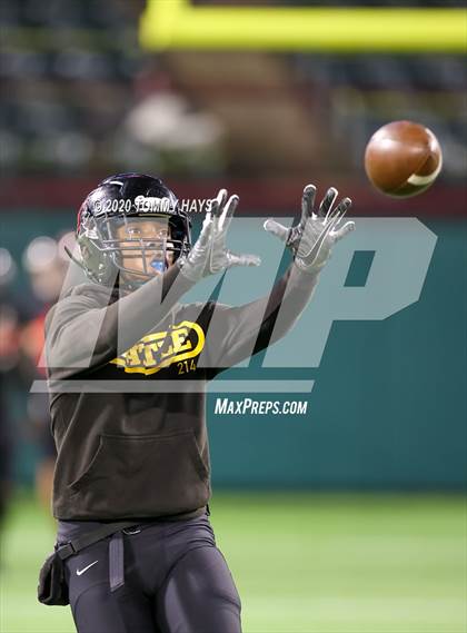 Thumbnail 1 in Midland Lee vs. Trinity (UIL Class 6A Area Playoff) photogallery.