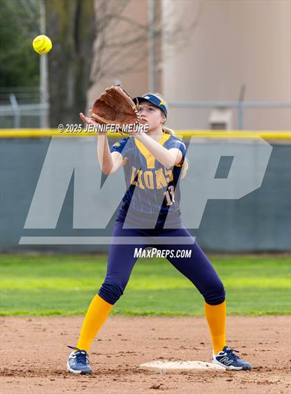 Thumbnail 3 in Big Valley Christian vs. Gregori photogallery.