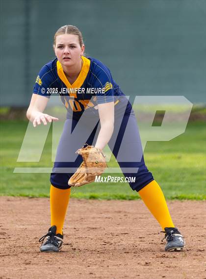 Thumbnail 3 in Big Valley Christian vs. Gregori photogallery.