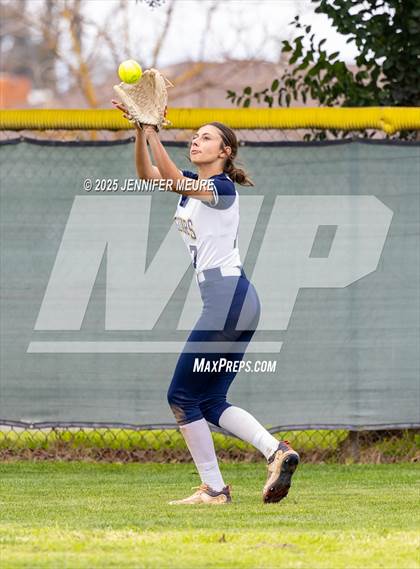 Thumbnail 2 in Big Valley Christian vs. Gregori photogallery.