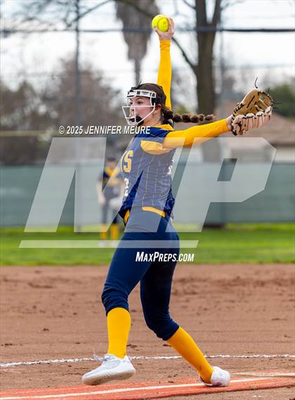 Thumbnail 3 in Big Valley Christian vs. Gregori photogallery.