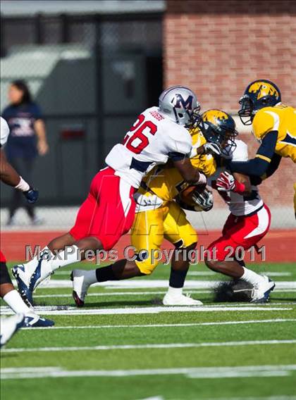 Thumbnail 3 in La Marque vs. Manvel (4A Region 3 Quarterfinals) photogallery.