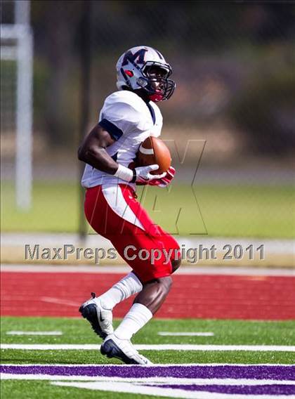 Thumbnail 3 in La Marque vs. Manvel (4A Region 3 Quarterfinals) photogallery.