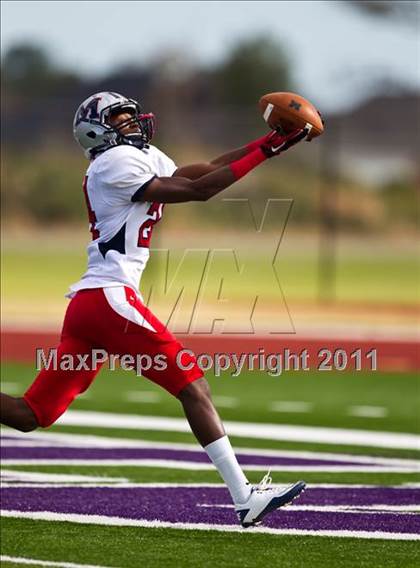 Thumbnail 2 in La Marque vs. Manvel (4A Region 3 Quarterfinals) photogallery.