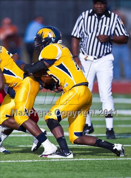 Thumbnail 2 in La Marque vs. Manvel (4A Region 3 Quarterfinals) photogallery.