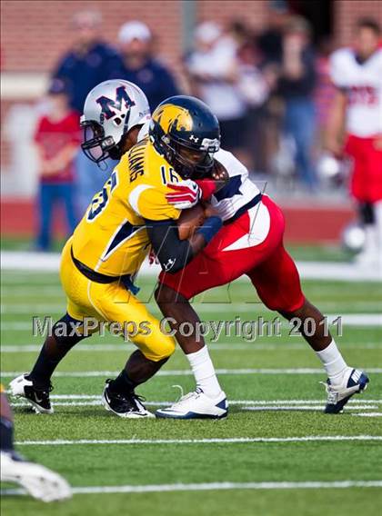 Thumbnail 3 in La Marque vs. Manvel (4A Region 3 Quarterfinals) photogallery.