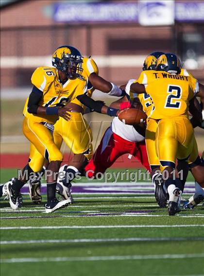 Thumbnail 1 in La Marque vs. Manvel (4A Region 3 Quarterfinals) photogallery.
