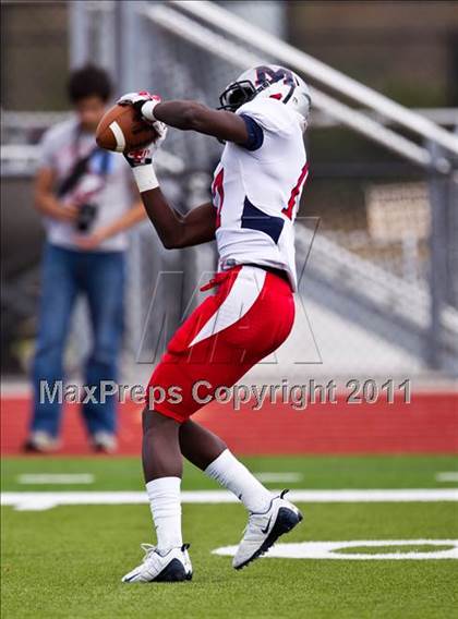 Thumbnail 1 in La Marque vs. Manvel (4A Region 3 Quarterfinals) photogallery.
