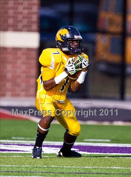 Thumbnail 3 in La Marque vs. Manvel (4A Region 3 Quarterfinals) photogallery.