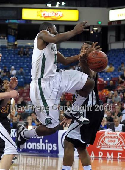 Thumbnail 2 in Newark Memorial vs. De La Salle (CIF NorCal D1 Final) photogallery.