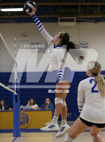 Thumbnail 1 in Bledsoe County vs Van Buren County photogallery.