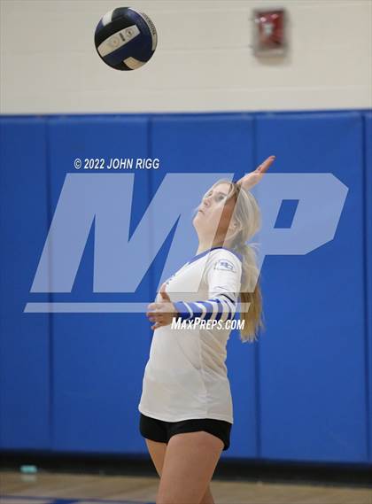 Thumbnail 2 in Bledsoe County vs Van Buren County photogallery.