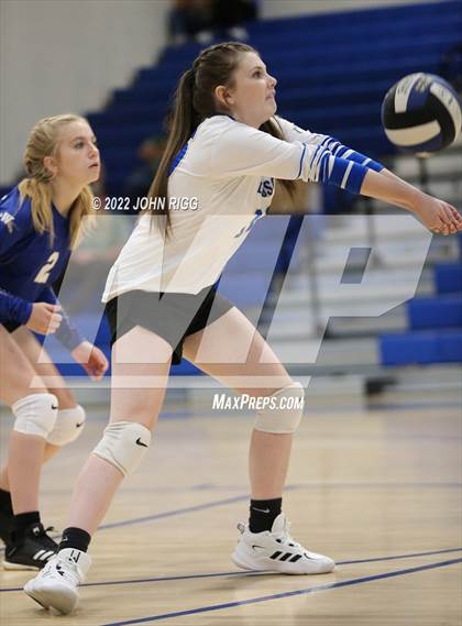 Thumbnail 3 in Bledsoe County vs Van Buren County photogallery.
