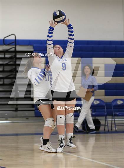 Thumbnail 3 in Bledsoe County vs Van Buren County photogallery.