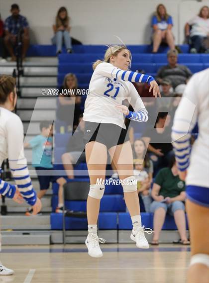 Thumbnail 1 in Bledsoe County vs Van Buren County photogallery.