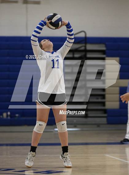 Thumbnail 1 in Bledsoe County vs Van Buren County photogallery.