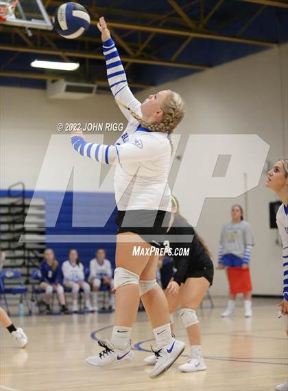 Thumbnail 1 in Bledsoe County vs Van Buren County photogallery.