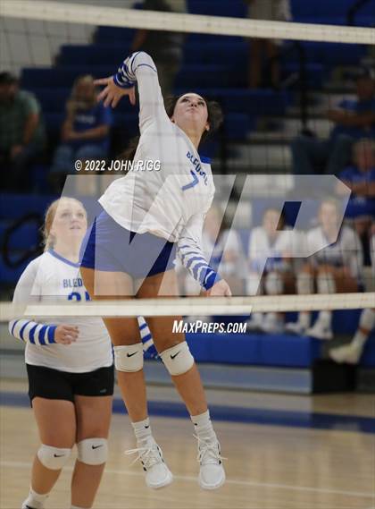 Thumbnail 1 in Bledsoe County vs Van Buren County photogallery.