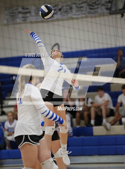Thumbnail 3 in Bledsoe County vs Van Buren County photogallery.