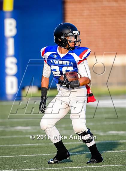 Thumbnail 2 in 2016 North Texas All-Star Football Classic photogallery.