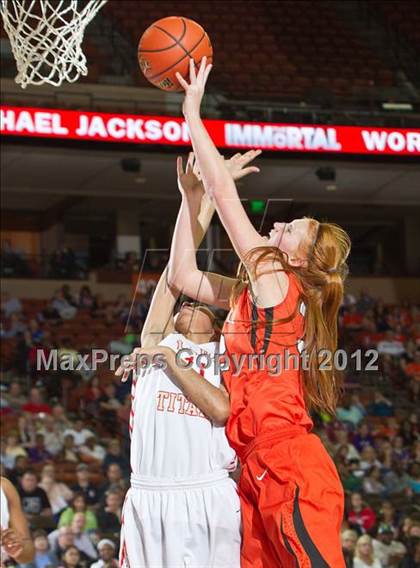 Thumbnail 3 in Victoria East vs. Rockwall (UIL 4A Semifinals) photogallery.